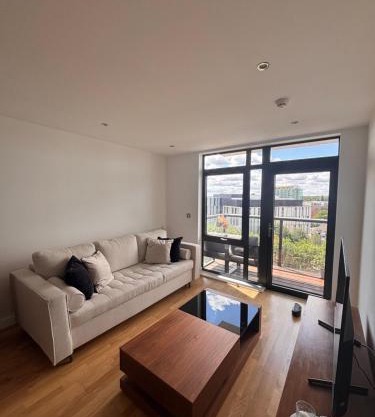 1-Bedroom Apartment with Private Balcony near Overground