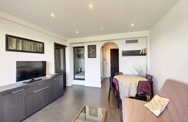 1-Bedroom beachfront apartment with sea view