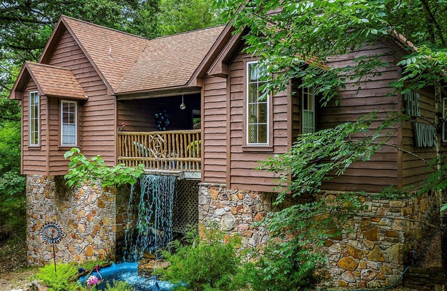 1 Bedroom Cabin In The Woods, Covered Porch, Jacuzzi, Kitchenette and Hot Tub.