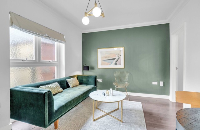 1-Bedroom City Sophistication: Unwind in Style!