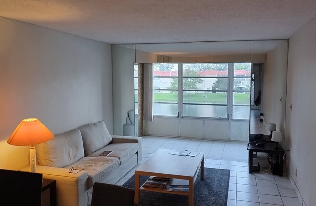 1-bedroom condo in lovely Sunrise , monthly only