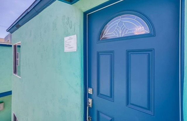 1 Bedroom Condo steps from Ocean and Bay