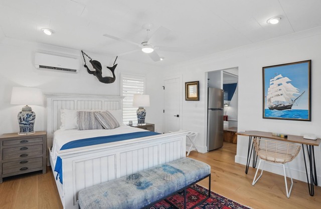 1-bedroom cottage just a short walk to Naples Beach and Fifth Avenue South