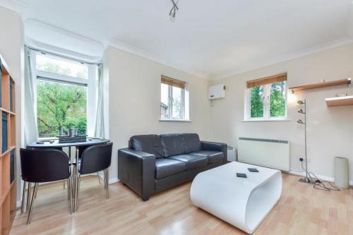 1 Bedroom Flat in Canada Water
