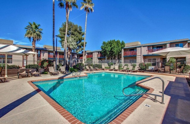 1 Bedroom (King), 800 Ft2 On Second Floor W/Balcony Overlooking Heated Pool.