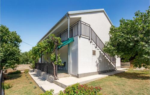 1 Bedroom Lovely Apartment In Vlasici