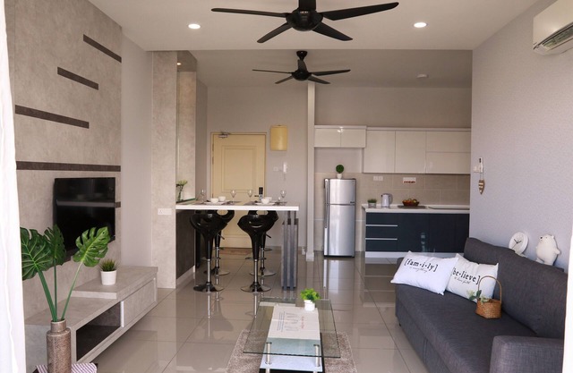 1 bedroom luxury condo. 1 to 7 guests, 3 beds, 1 sofa bed, 1 bathroom, living