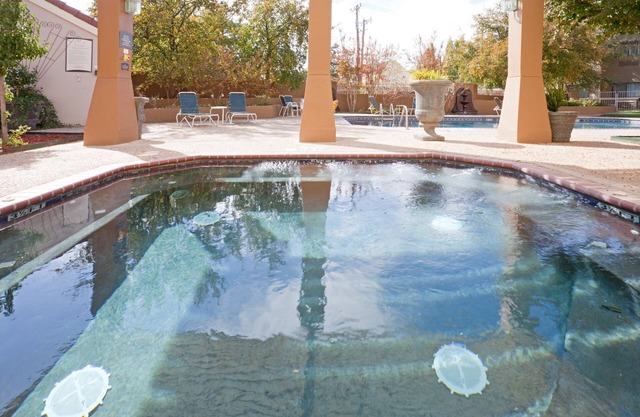 1 Bedroom | Shared Pool & Hot Tub. Free Breakfast