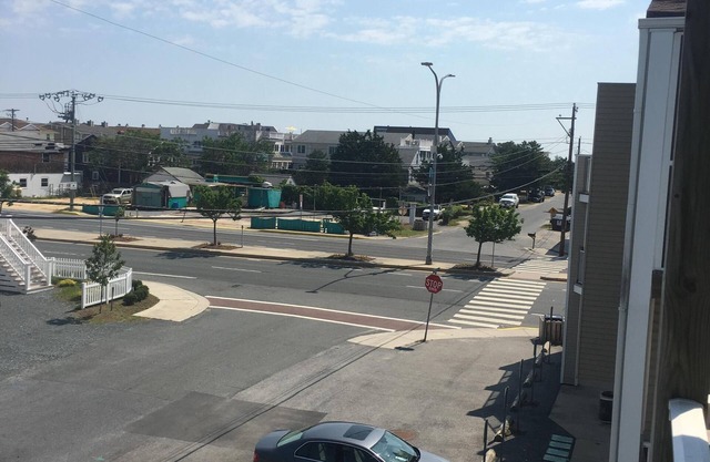 1 Block from Beach! Swedes St. 4 Bed/3 Bath Condo in Dewey Beach Sleeps 10