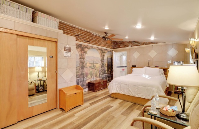 1 Block to River Walk: 'River Cottage' in Reno!