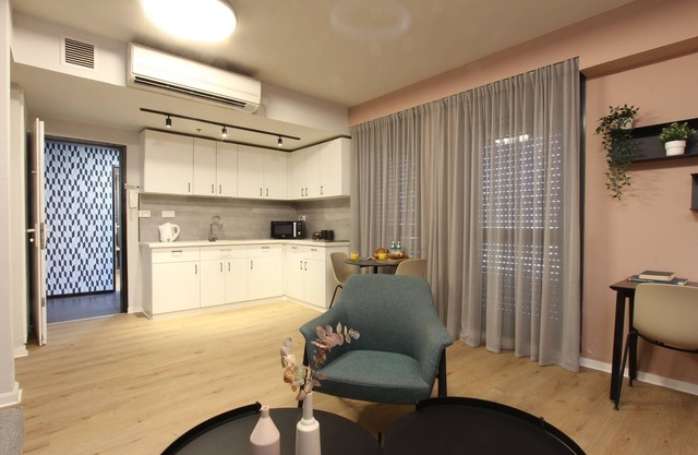 1 BR Apt TLV TAU by Sea N' Rent
