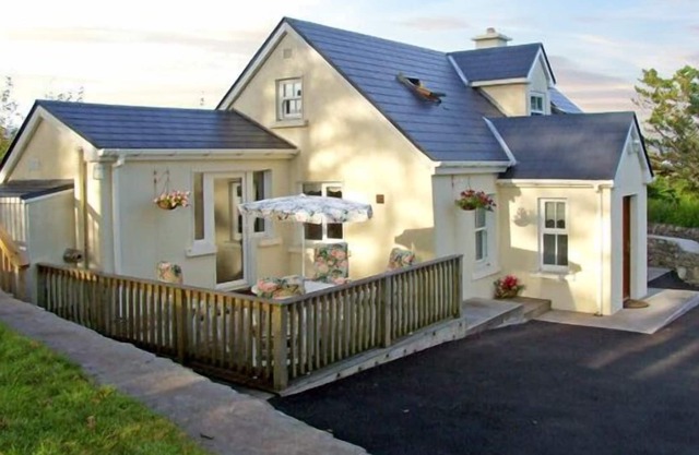 1 CLANCY COTTAGES, family friendly in Kilkieran, County Galway