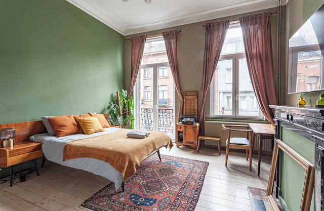 1/Comenstay.be/Bold Colors Instagrammable Vintage1-bedroom Apartment for 5 ppl