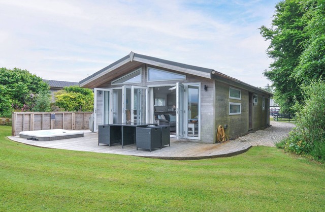 1 HORIZON VIEW, romantic, luxury holiday cottage in Dobwalls