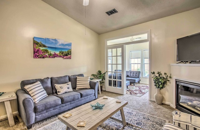 1 Mi to Coast: Myrtle Beach Condo w/Pool Access!