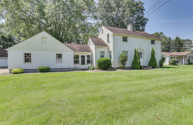 1 Mi to Dtwn Salem: Apt w/Shared Yard!