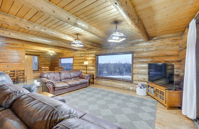 < 1 Mi to Kenai River: Spacious Cabin w/Deck!