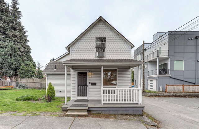 1 Mi to Light Rail: Cozy + Convenient Seattle Home