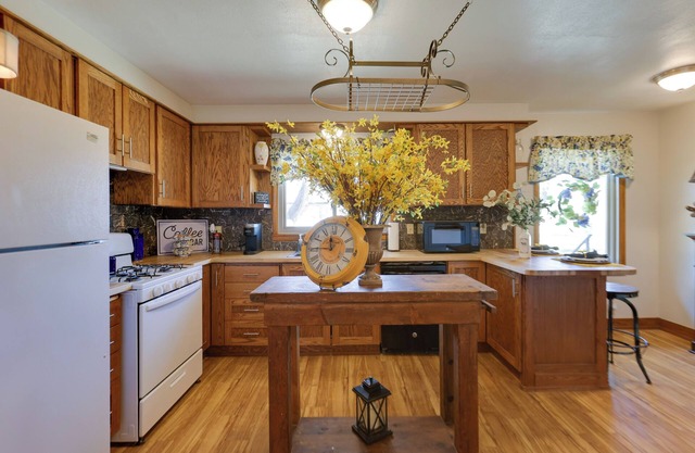 1 Mi to Town: Home w/Yard in Great Bend!
