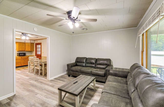 1 Mi to Virginia Creeper Trail: Serene Family Home