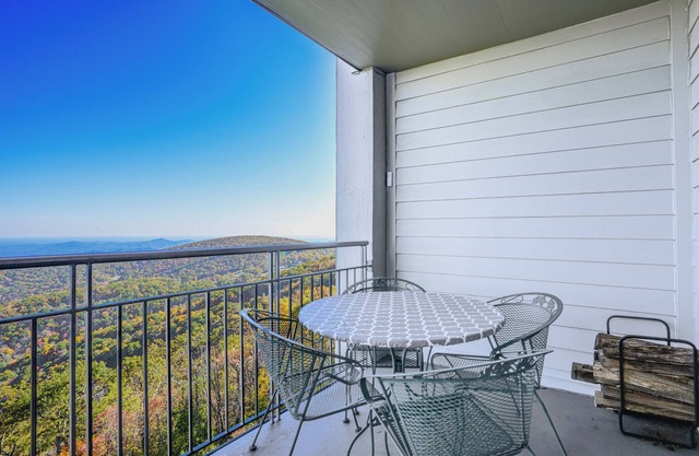 1 Mi to Wintergreen Resort: Mtn-View Condo!