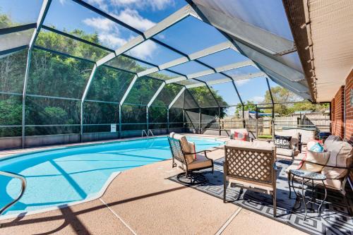 1 Mi to Zoo Rustic Bungalow in Gulf Breeze!