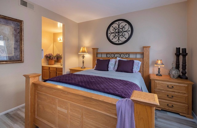 1 mile from A's STADIUMS - Heated Pool/Hot Tub