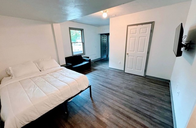1-Pet Friendly Private Apartment .6 mi to High St.