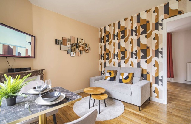 1 studio apartment for 2 people