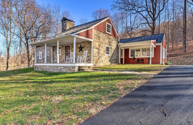 10-Acre Sanctuary w/ Hot Tub, Fire Pit & View
