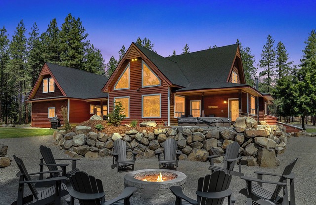10 Acres Sleeps 19! XL Hot Tub Game Rm Theatre EV Chgr