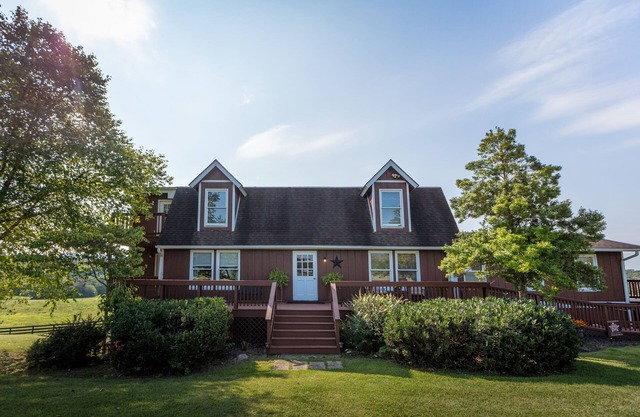 10-Bed Bunk House w/Hot Tub, Perfect for Group Retreats, Events, and Gatherings