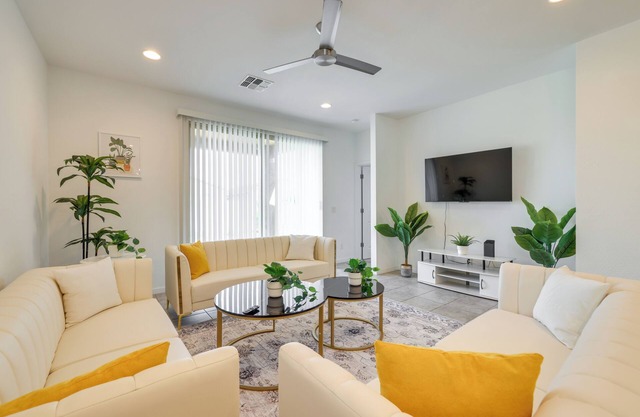 10 Mi to Downtown: Suburban Phoenix Home