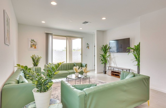 10 Mi to Spring Training: Phoenix Area Home
