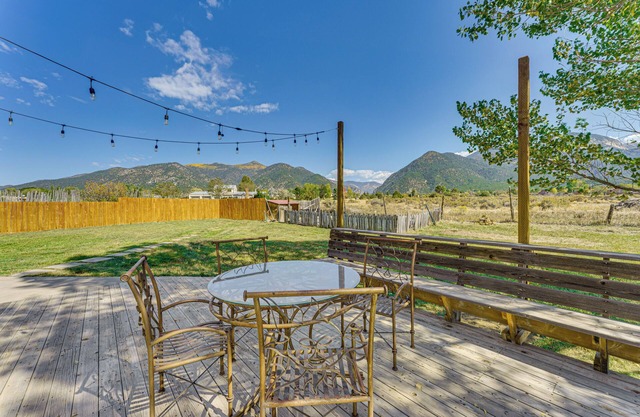 10 Mi to Taos Ski Valley: Mtn-View Duplex w/Deck!