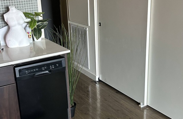 10 min to Hollywood comfy studio in mid city (pet friendly)