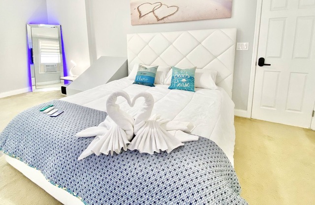 10 Min to Las Olas Beach: Central Luxury 2 Bedroom House for a Romantic Getaway!