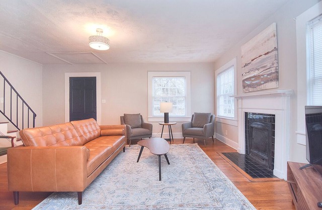 10 min Walk to Uptown Shelby, Historic, parking!