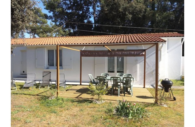 10 minutes walk from the beach, in a garden, house for 8 people