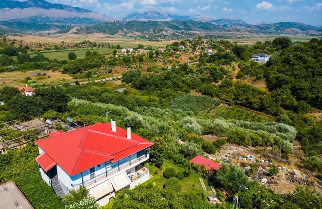 10 minutes by car from Saranda and 5 minutes from most famous beaches.