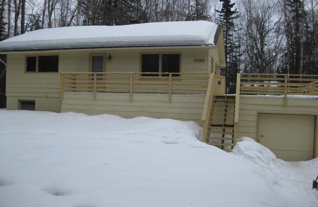 10 minutes from the airport. Lots of amenities! Private acre.