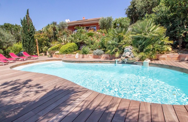 10 minutes walk from the beach of Saint Cyprien, by trails.