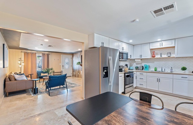 10% Off Weekly - Charming 3-bedroom house in sunny Phoenix