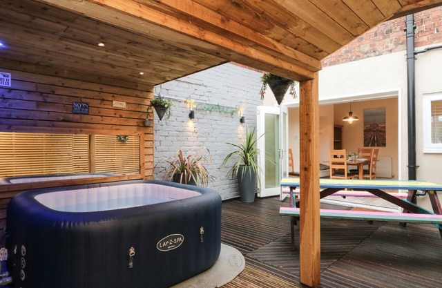 10 WALTON TERRACE, pet friendly, with hot tub in Guisborough