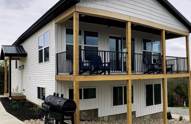 100 Acre Relaxing Retreat Near ARK- The Farmhouse