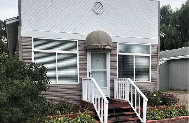 100% Ceramic tile, super sanitized, pet friendly, golf cart ride to beach.