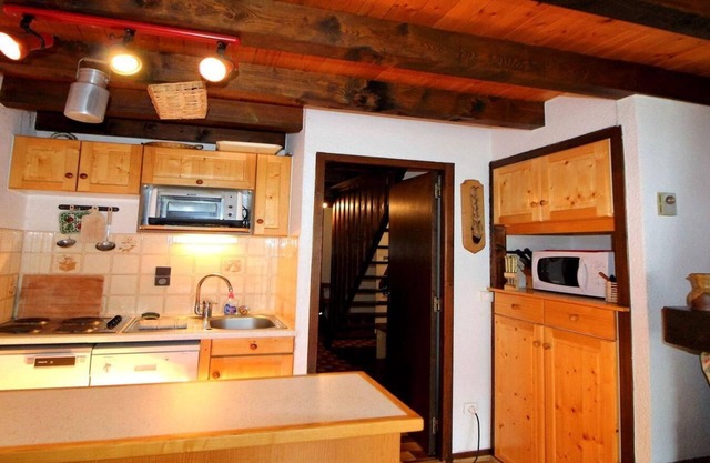 100m from resort center, 2nd floor, balcony, fireplace or stove, tv, ski locker, 55m²