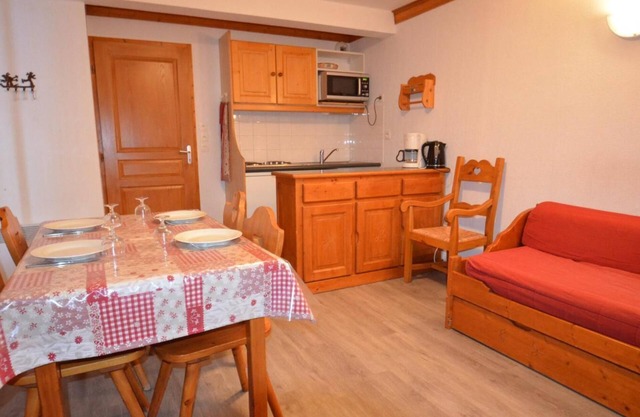 100m from shops, 5th floor, view mountain, balcony, tv, ski locker, 44m², Les Menuires