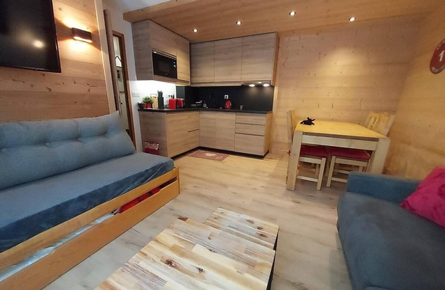 100m from shops, Ground floor, view building, terrace, tv, ski locker, 31m², Valmorel