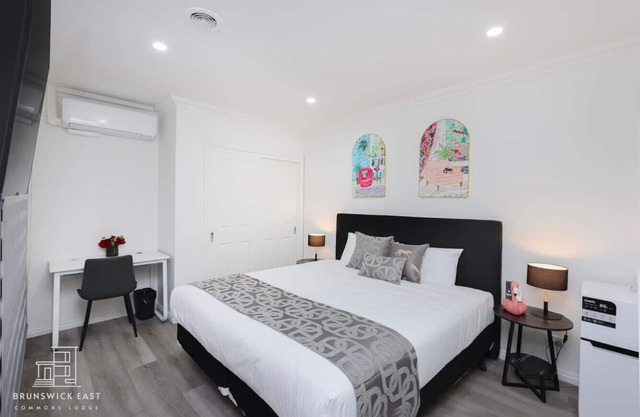 101 Luxe King Bedroom w/Fast WiFi and Hotel-Grade Linens 24/7 Security Near Tram 18 Mins to CBD